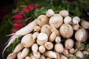 pilha de rabanetes brancos em um mercado foto