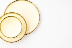 utensílios de cozinha de cerâmica de luxo dourado em um fundo branco foto