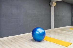 uma bola de exercício azul no complexo esportivo foto