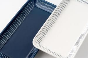 um conjunto de utensílios de cozinha de cerâmica de luxo azul e branco em um fundo branco foto
