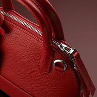um tiro de close-up de uma bolsa de couro vermelho de luxo foto