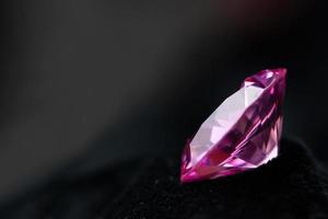 diamante rosa com espaço de cópia. conceito de joias foto