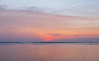 panorama ponto de vista panorama verão mar Onda de vento legal feriado calma litoral Pôr do sol céu luz laranja dourado tarde dia Olhe calma natureza tropical lindo mar agua viagem Bangsaen praia Tailândia foto