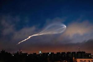 lançamento do foguete espacial soyuz. água-viva espacial no céu. pluma de gases de foguete ao sol ao amanhecer. foto