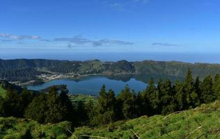 vista exuberante de sete cidades nos açores foto