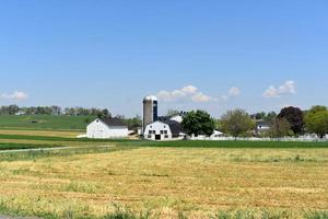 celeiros, silos e pastagens em uma fazenda da Pensilvânia foto