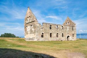 Castelo de visingsborg na suécia na ilha de visingsoe no lago vaetterm. ruína foto