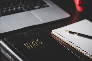 livro da bíblia sagrada com papel para educação em fundo preto de madeira. católico cristão com adoração protestante e rezar na igreja. conceito de aprender sobre fé deus e religião, jesus espiritual. foto