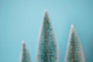 abstrato borrão árvore de natal com fundo de parede azul foto