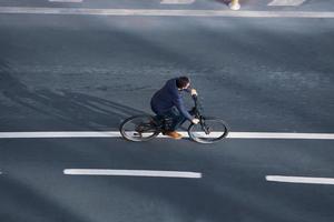 bilbao, vizcaya, espanha, 2022 - ciclista na rua, modo de transporte na cidade, bilbao, espanha foto