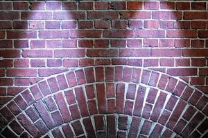 texturas de parede de tijolo envelhecidas e resistidas com iluminação de holofotes muito brilhante foto