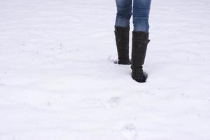 botas caminhando pela neve foto