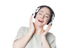jovem feliz ouvindo música com fones de ouvido foto