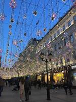 moscou, rússia, 24 de maio de 2019. vista da rua nikolskaya, guirlandas leves. foto