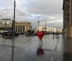 moscou, rússia, 12 de outubro de 2017. um homem de terno de coração caminha pela cidade. foto