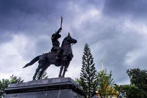 estátua equestre do rei localizada no altar-mor da adoração foto