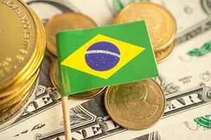 pilha de dinheiro de moedas com bandeira do brasil, conceito de banca de finanças. foto