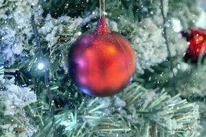 árvore de natal decorada com fundo de férias de ano novo de bola vermelha foto
