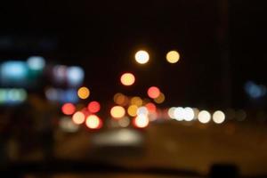 tráfego noturno abstrato desfocar o fundo com luz bokeh foto