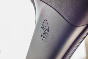 Sinal de airbag de cortina lateral de segurança no novo carro moderno foto
