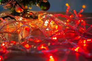 luz vermelha de natal na mesa de madeira foto