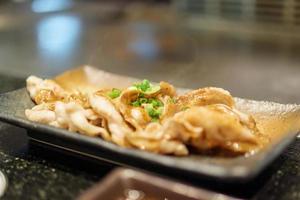 carne frita no restaurante teppanyaki japonês foto