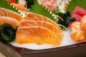 fatia de sashimi de salmão cru no gelo comida japonesa foto
