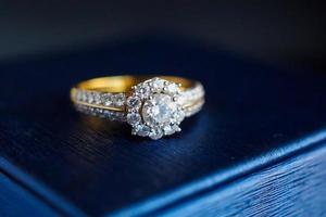 anel de diamante de ouro de casamento na caixa de joias foto