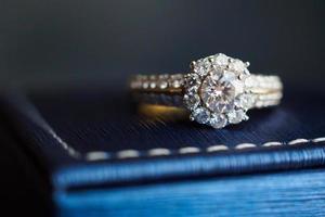 anel de diamante de ouro de casamento na caixa de joias foto