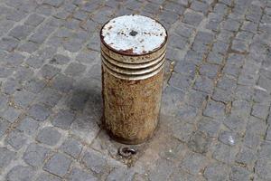 barreiras rodoviárias ao longo da calçada para a passagem segura de pedestres. foto