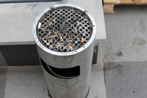 cinzeiro para cinzas de tabaco e produtos de tabaco usados. foto