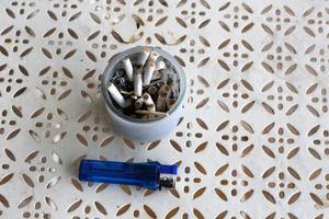 cinzeiro para cinzas de tabaco e produtos de tabaco usados. foto