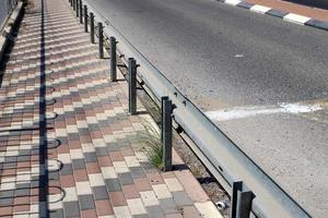 barreiras rodoviárias ao longo da calçada para a passagem segura de pedestres. foto