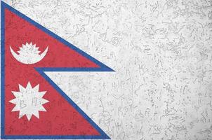 bandeira do nepal retratada em cores brilhantes de tinta na parede de reboco em relevo antigo. banner texturizado em fundo áspero foto