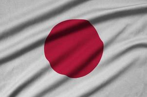 a bandeira do japão é retratada em um tecido esportivo com muitas dobras. bandeira da equipe esportiva foto