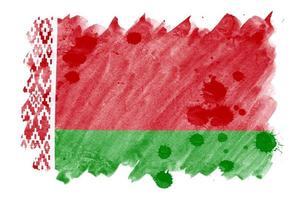 A bandeira da bielorrússia é retratada em estilo aquarela líquido isolado no fundo branco foto