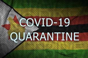 bandeira do zimbabwe e inscrição de quarentena covid-19. coronavírus ou vírus 2019-ncov foto