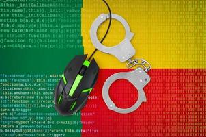 bandeira do benin e mouse de computador algemado. combate ao crime informático, hackers e pirataria foto