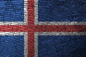 A bandeira da Islândia é mostrada na tela com o código do programa. o conceito de tecnologia moderna e desenvolvimento de sites foto