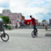 imagem desfocada de muitas pessoas com bicicletas bmx. encontro de fãs de esportes radicais foto