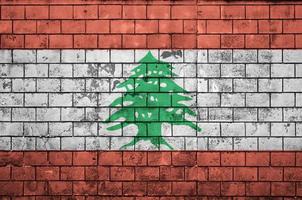 bandeira do líbano é pintada em uma parede de tijolos antigos foto