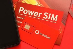 ternopil, ucrânia - 5 de julho de 2022 cartão móvel vodafone power sim da vodafone group plc - empresa multinacional britânica de telecomunicações que opera redes em 22 países foto