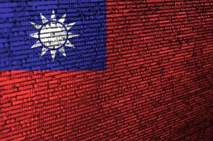 a bandeira de taiwan é mostrada na tela com o código do programa. o conceito de tecnologia moderna e desenvolvimento de sites foto