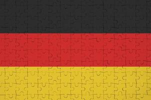 a bandeira da alemanha é retratada em um quebra-cabeça dobrado foto