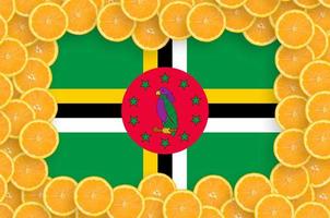 bandeira da dominica em moldura de fatias de frutas cítricas frescas foto