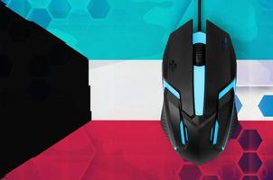 bandeira do kuwait e mouse de computador. conceito de país que representa a equipe de e-sports foto