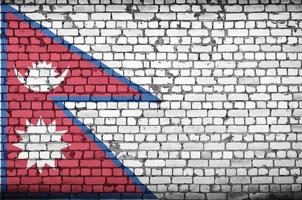 bandeira do nepal é pintada em uma parede de tijolos antigos foto