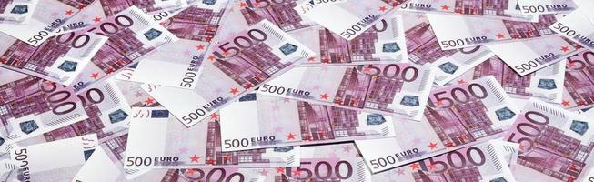 fundo de dinheiro consistindo de contas roxas de quinhentos euros espalhadas pela tela. foto de textura simbólica de riqueza