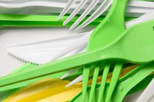 pilha de utensílios de cozinha de plástico usados amarelos, verdes e brancos brilhantes foto