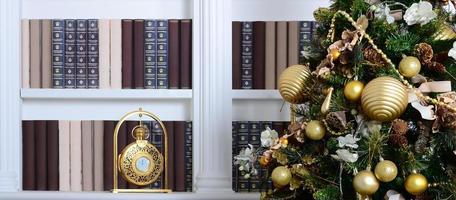 uma linda árvore de natal decorada no fundo de uma estante com muitos livros de cores diferentes e relógio dourado. imagem de fundo de natal da biblioteca foto